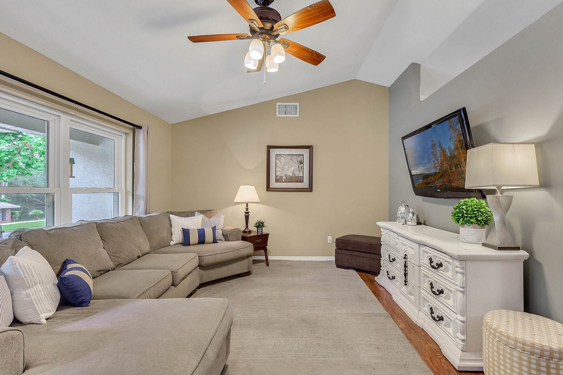 1413-15th-St--Clermont--FL-34711----04---Family-Room.jpg