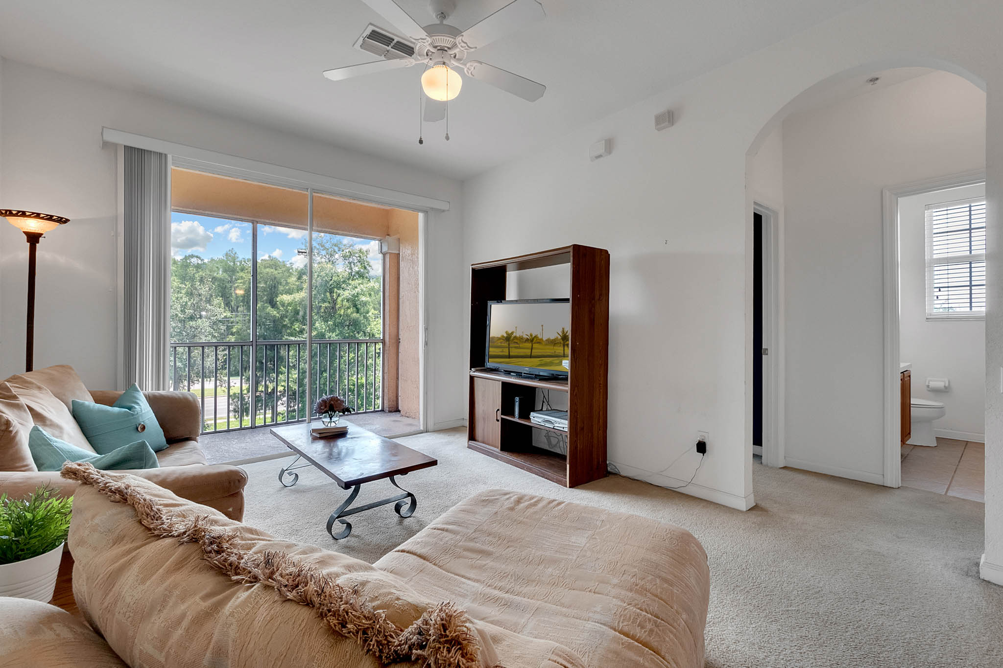 13548-Turtle-Marsh-Loop--437.-Orlando--FL-32837----02---Family-Room.jpg