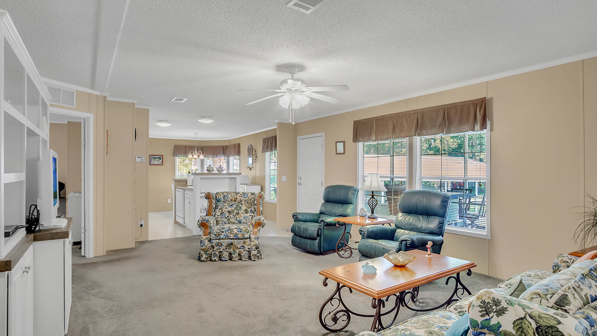 24024-Gobbler-Rd--Astor--FL-32102----04---Family-Room.jpg