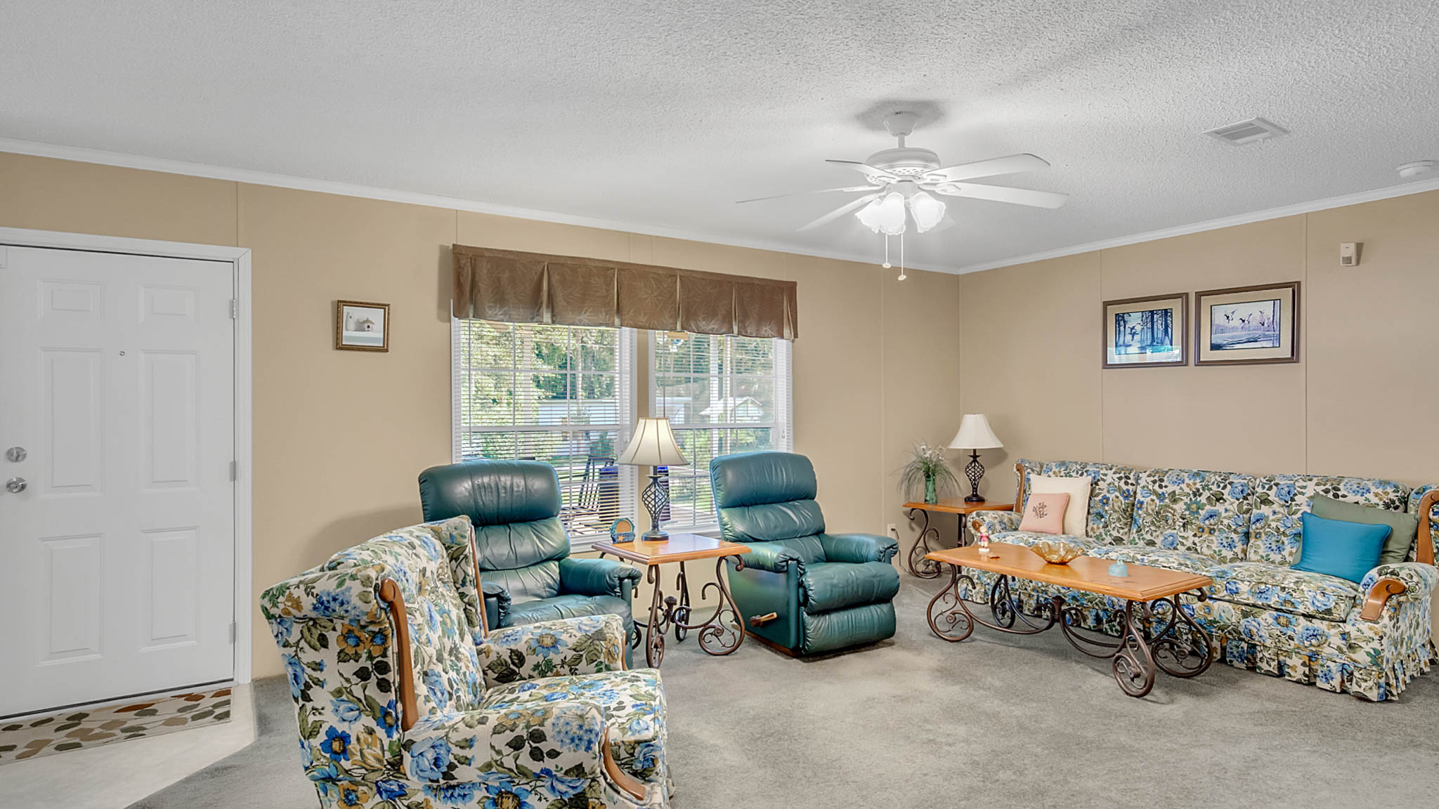 24024-Gobbler-Rd--Astor--FL-32102----05---Family-Room.jpg