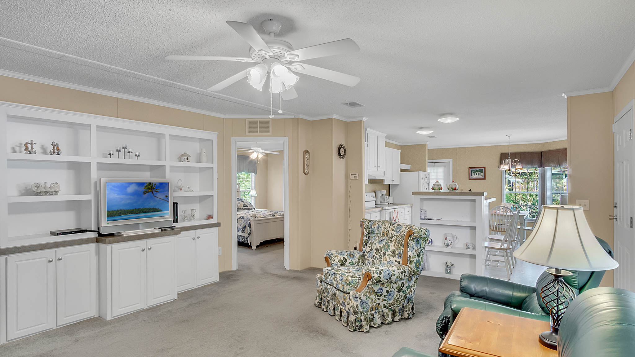 24024-Gobbler-Rd--Astor--FL-32102----06---Family-Room.jpg