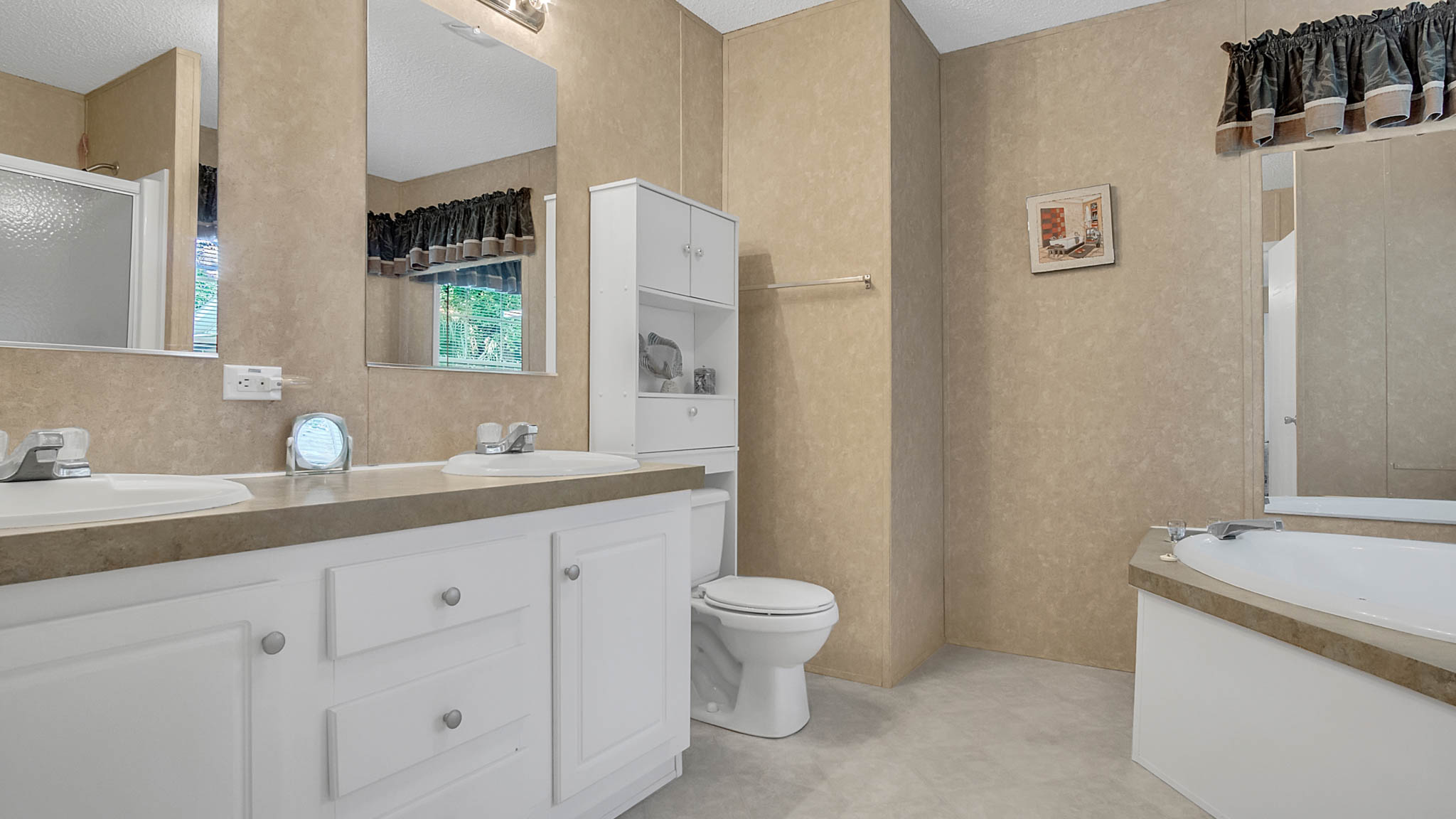 24024-Gobbler-Rd--Astor--FL-32102----12---Master-Bathroom.jpg