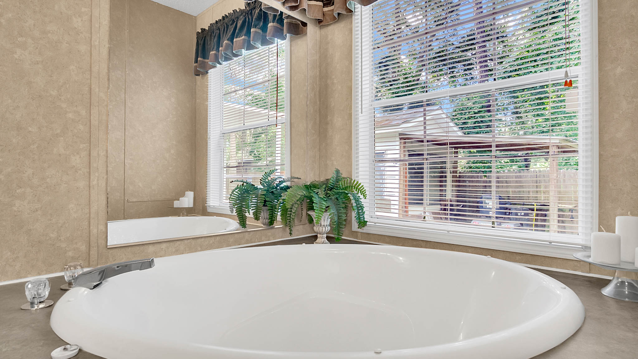 24024-Gobbler-Rd--Astor--FL-32102----13---Master-Bathroom.jpg