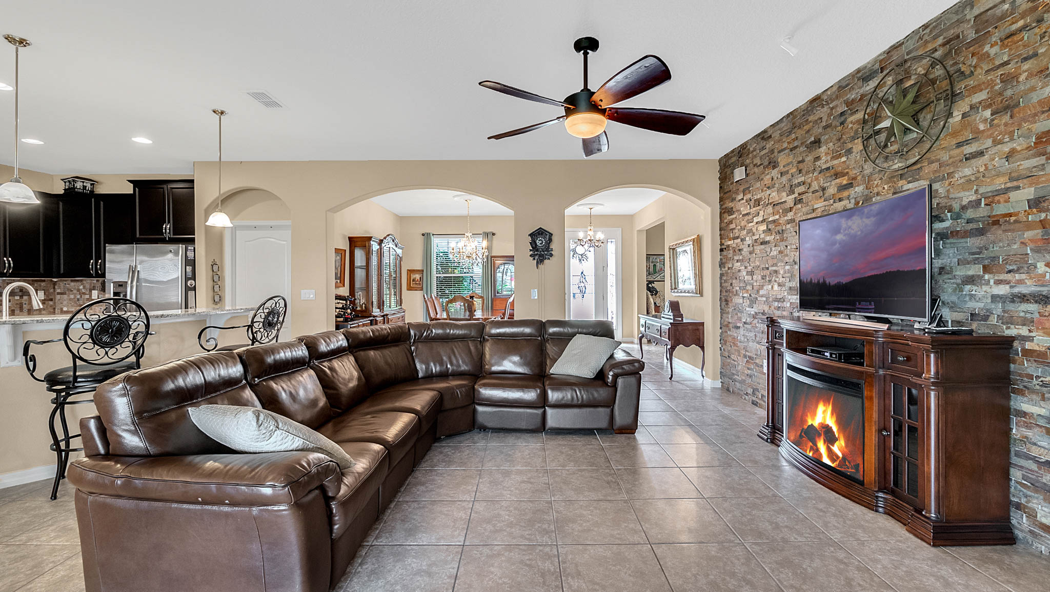 105-W-Cherry-Pl--DeLand--FL-32724----05---Family-Room.jpg