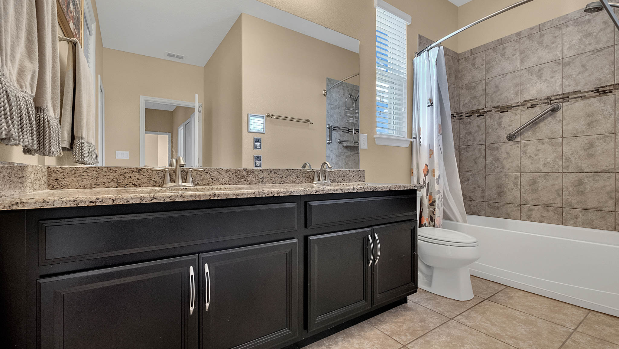 105-W-Cherry-Pl--DeLand--FL-32724----18---Bathroom.jpg