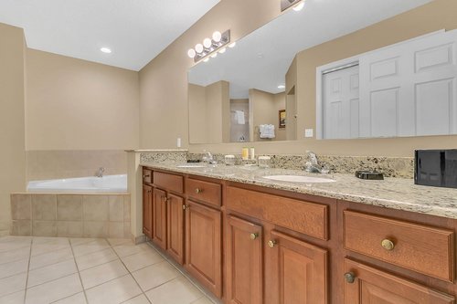 8774-Worldquest-Blvd-APT-7102--Orlando--FL-32821----07---Master-Bathroom.jpg