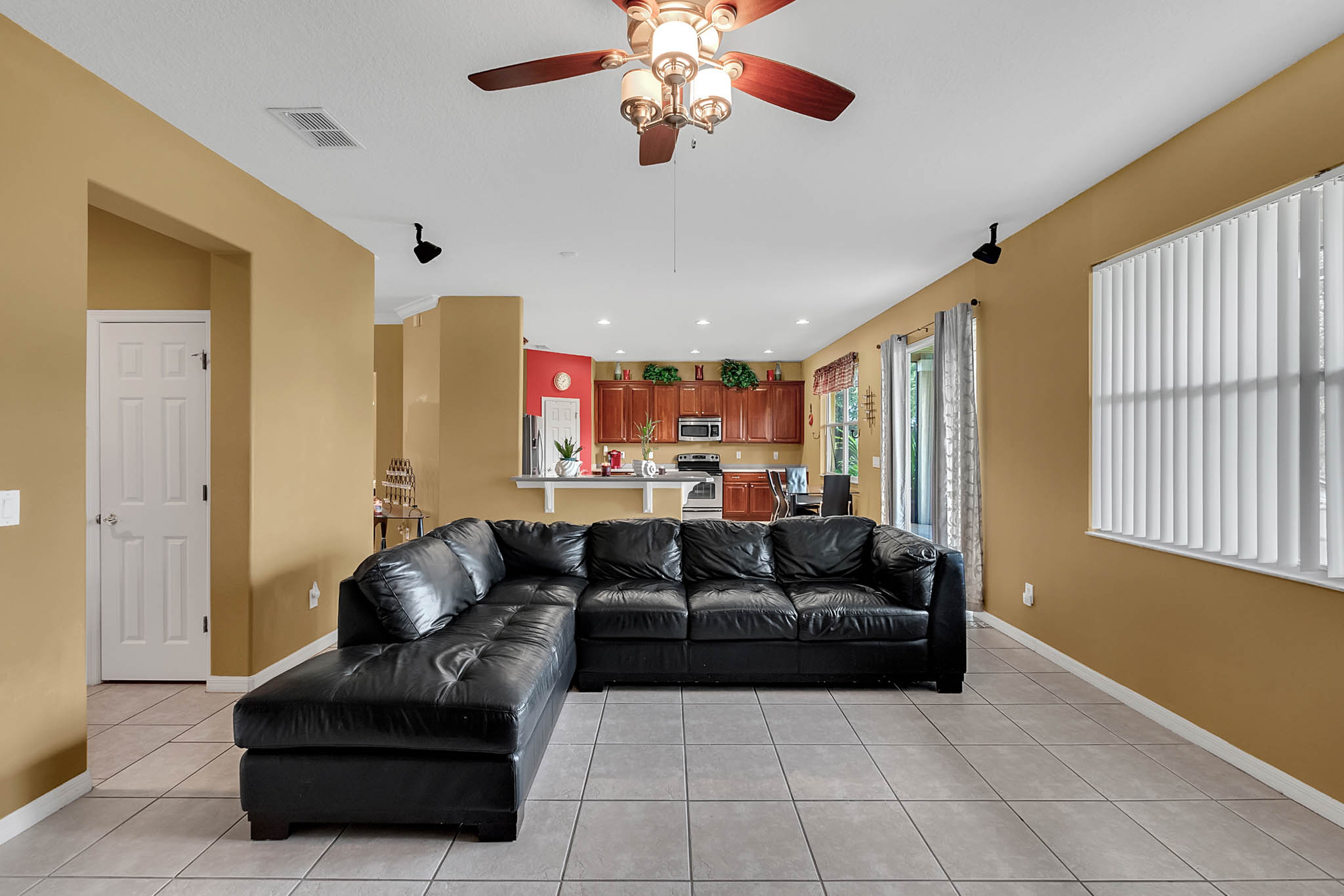 1885-Scrub-Jay-Rd--Apopka--FL-32703----09---Family-Room.jpg