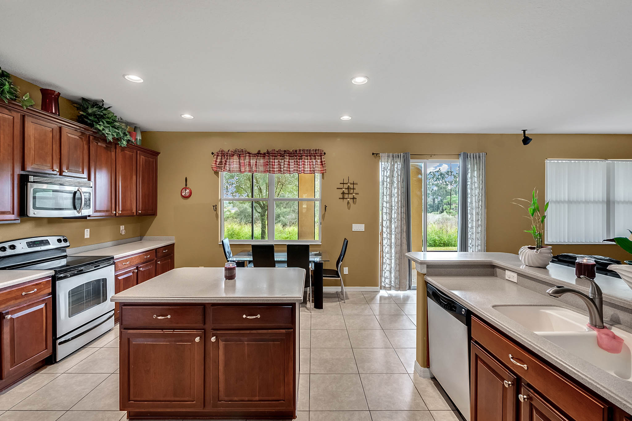 1885-Scrub-Jay-Rd--Apopka--FL-32703----12---Kitchen.jpg
