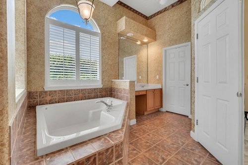 8245-Lake-Serene-Dr--Orlando--FL-32836---22---Master-Bathroom.jpg