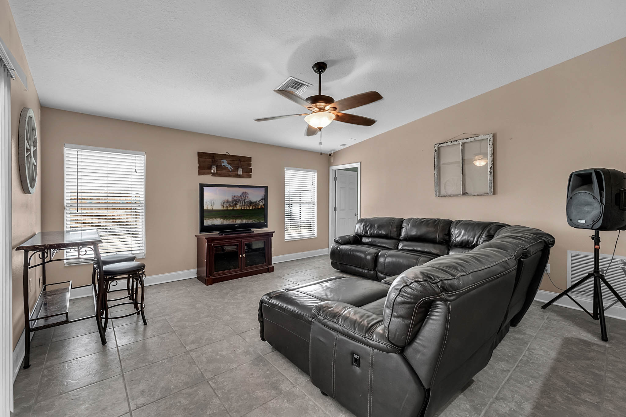 3605-Meadow-Green-Dr--Tavares--FL-32778----07---Family-Room.jpg