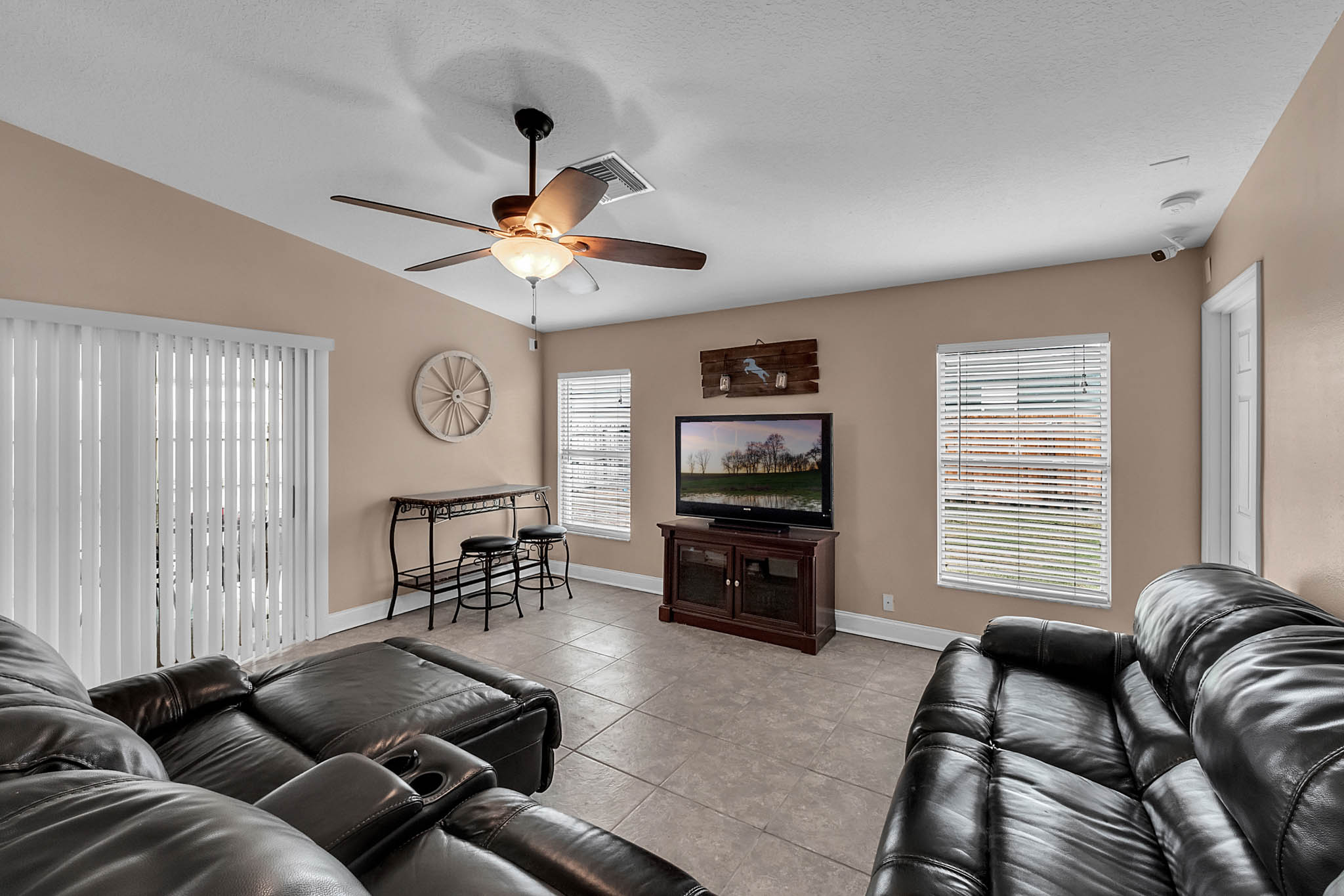 3605-Meadow-Green-Dr--Tavares--FL-32778----10---Family-Room.jpg