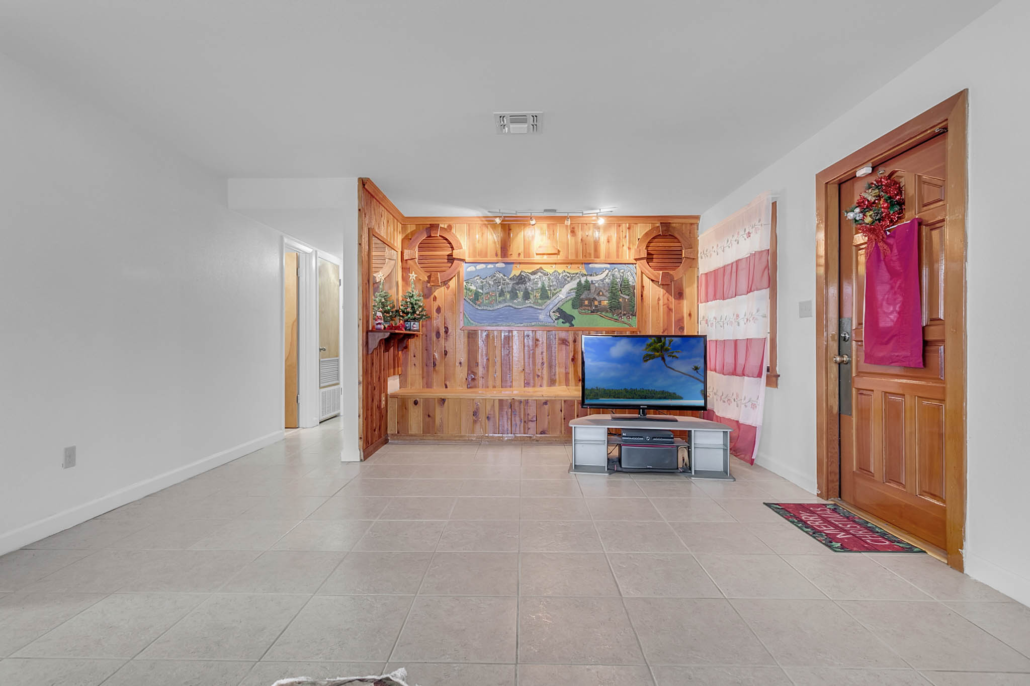 2650-Co-Rd-762--Webster--FL-33597---04---Family-Room.jpg