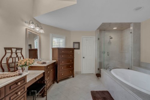 2706-Chambray-Ln.-Tampa--FL-33611--26--Owner-s-Bath-1----2.jpg