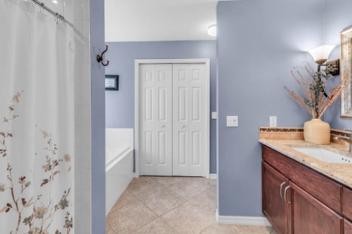2251-Jessica-Ln--Kissimmee--FL-34744----19---Master-Bathroom.jpg