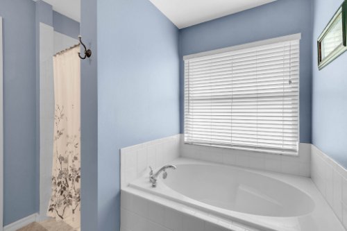 2251-Jessica-Ln--Kissimmee--FL-34744----21---Master-Bathroom.jpg