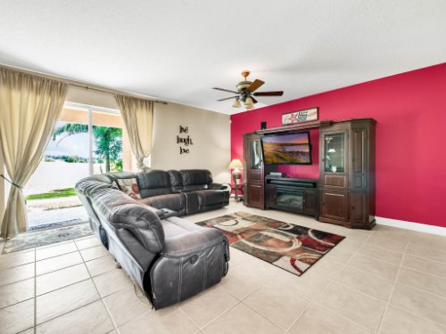 23539-Companero-Dr--Sorrento--FL-32776----10---Family-Room.jpg